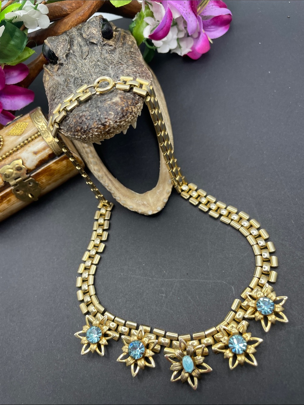 Religious gold tone necklace vintage D1